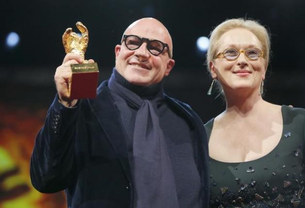 Reżyser Gianfranco Rosi i przewodnicząca jury Meryl Streep po wręczeniu nagrody na Berlinale 2016.